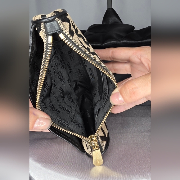 Michael Kors signature logo-print pouch - Picture 4 of 5